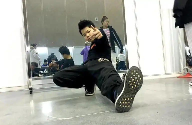 参加央视节目演出,获全国比赛总冠军并出征世界!乐平街舞小子火了