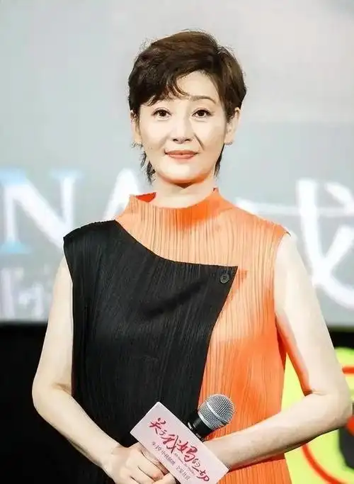 冯小刚携妻女亮相,一家子的颜值备受争议,女儿路人五官不及徐帆