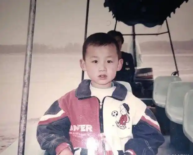 原创白敬亭童年照被曝光歪头微笑镜头感十足相貌却像换了个人