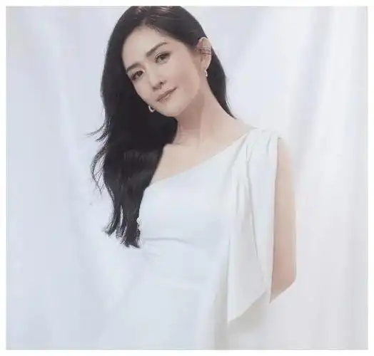 对此,不少网民认为,这件礼服不仅不能展示谢娜苗条的身段,还暴露了她