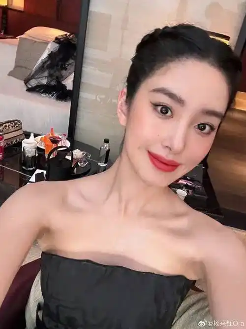 杨采钰靓丽写真风情万种!雪肤玉貌曼妙身材性感迷人