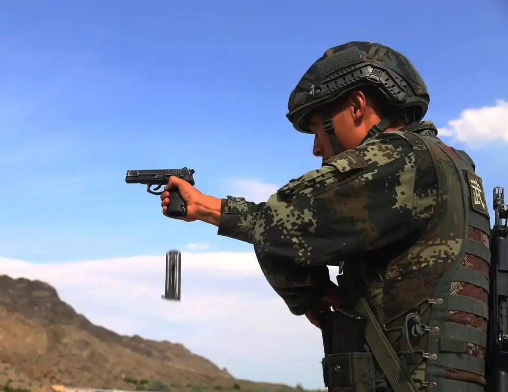 图片直击:宁夏石嘴山武警特战队员快反射击训练 - 中国日报网