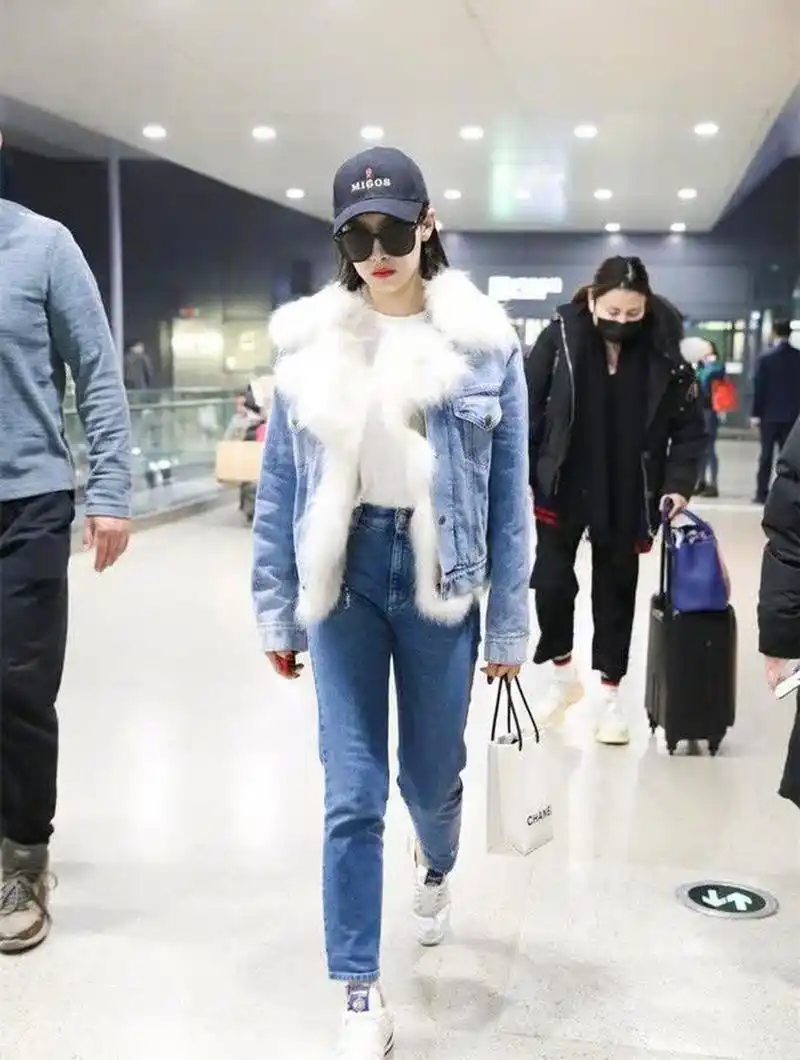 宋茜机场街拍美出新高度,牛仔毛绒外套配黑超眼镜穿出高冷女神范