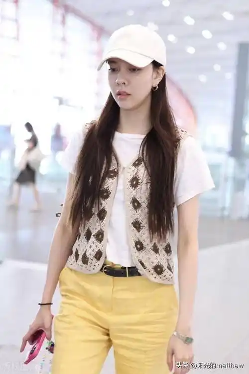 宋妍霏素颜装扮清新亮丽,比v对镜拍照亲和力满满_北京