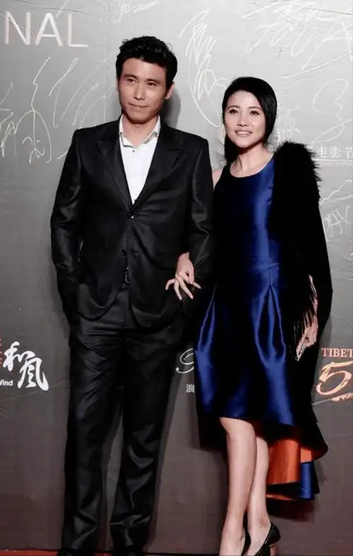 48岁李乃文和46岁李小冉同框一个大叔感明显一个仍有少女感