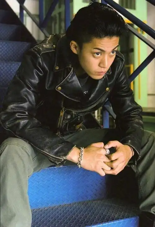 小栗旬13年前热血高校造型痞帅背头述说不凡残酷青春岁月