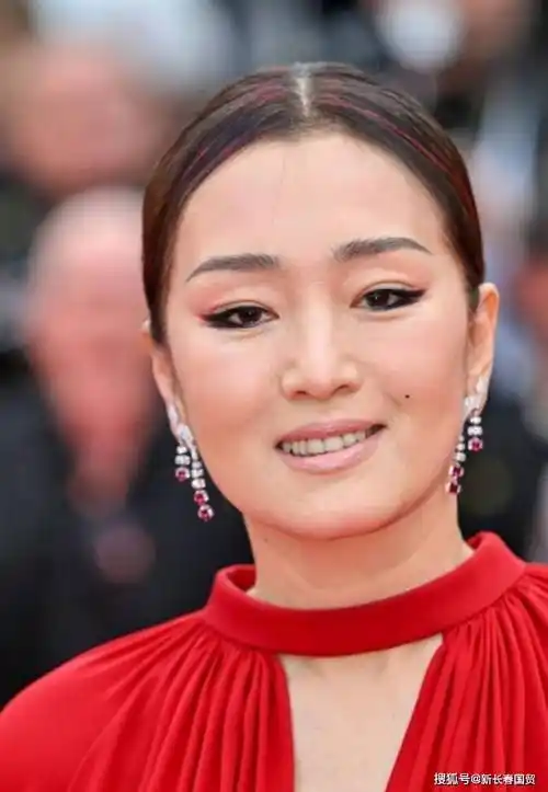 长春国贸看到有网友还晒出了巩俐现场放大镜头的照片,如今58岁的巩俐