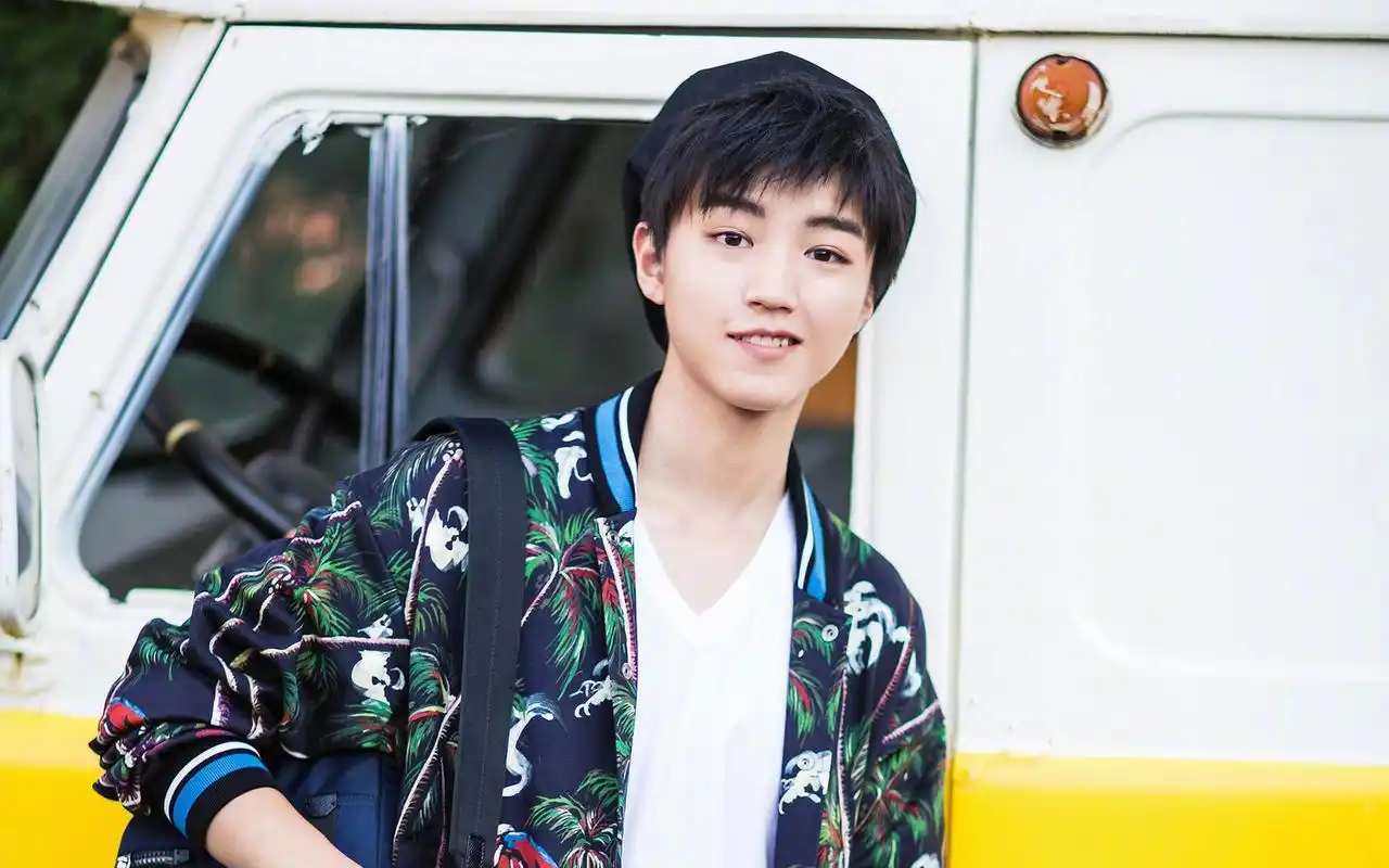 王俊凯时尚阳光帅气街拍图片桌面壁纸