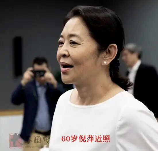 倪萍30年前主持旧照曝光 模样青涩灿笑侃侃而谈