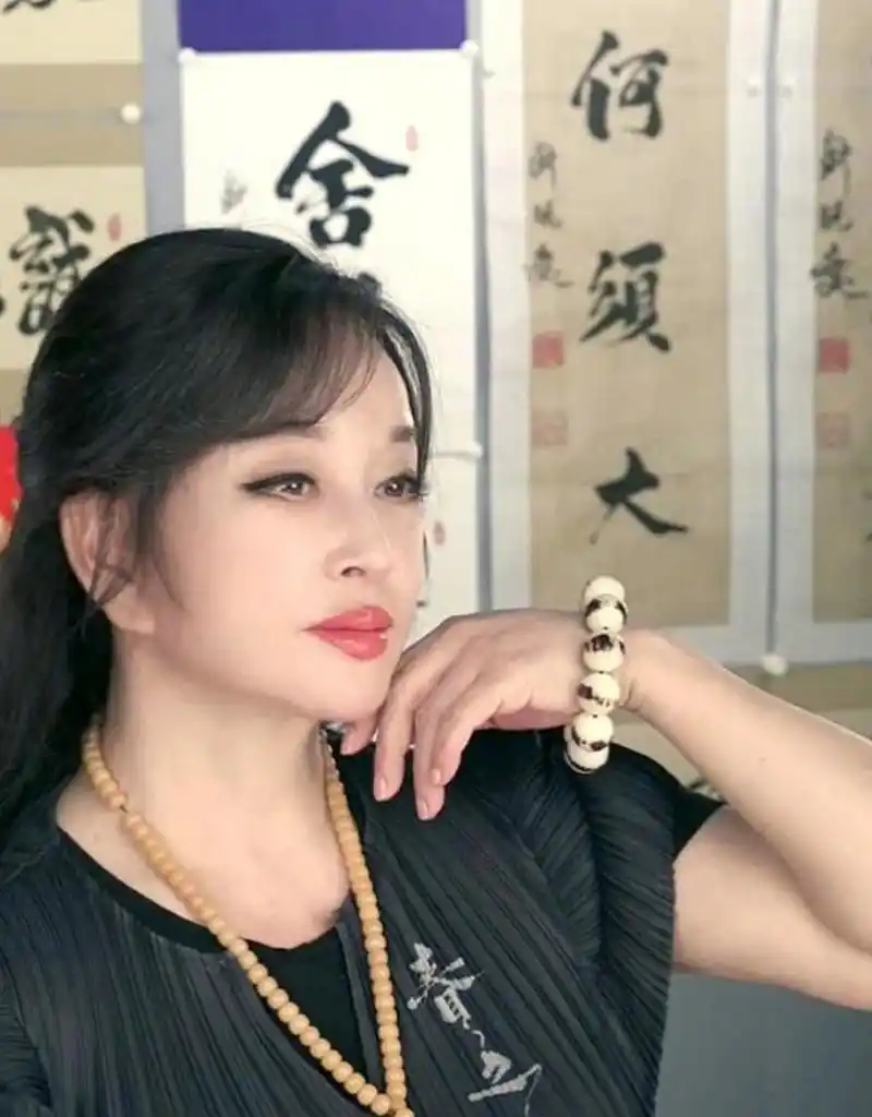 70岁刘晓庆现身活动,生图曝光真实状态,皮肤松弛老态尽显