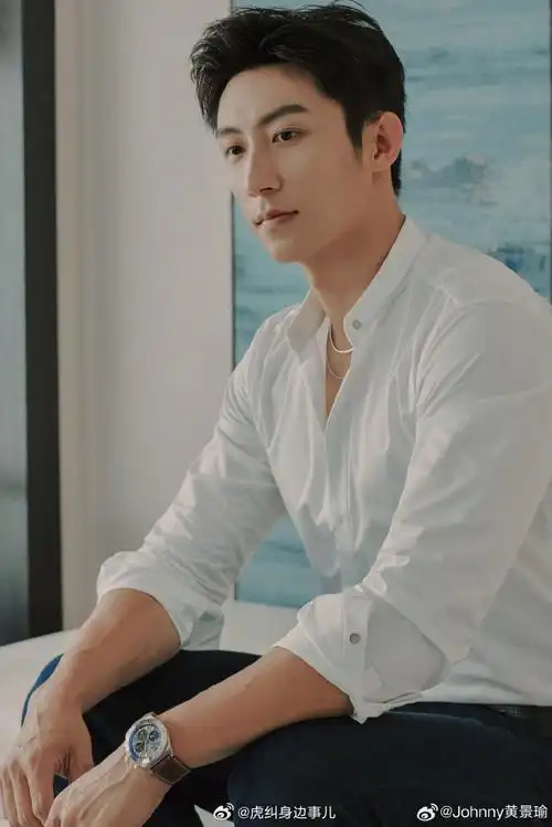 黄景瑜锁骨链##黄景瑜手部青筋硬控我