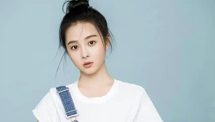 她24岁把初恋给释小龙,全网禁止她整形,27岁却长成这样?