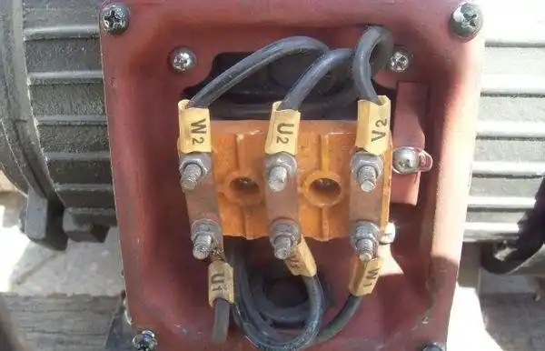 电动机的三相绕组的抽头首端(头线)就是接线端,接电源线端口.