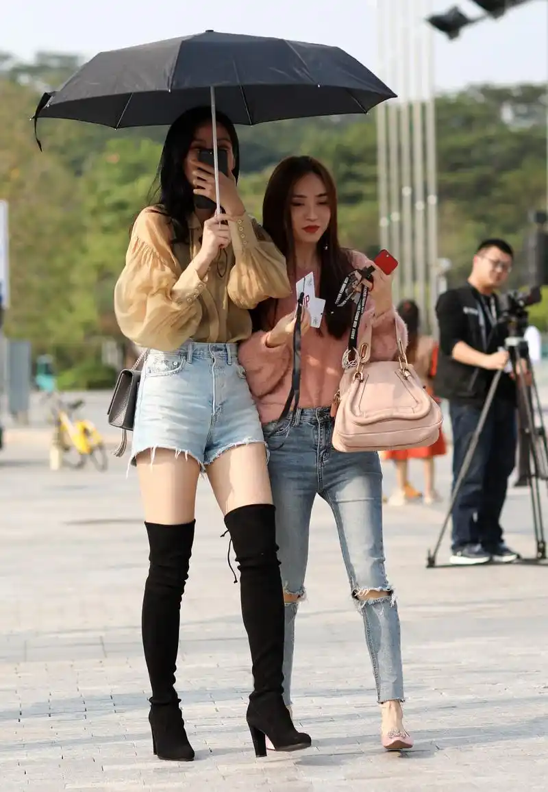 街拍:黑色长靴,牛仔短裤,这身材羡慕吧.