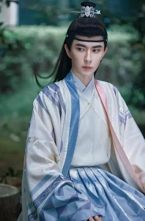 于朦胧汉服造型亮相,妆容精致自带仙气,完美变身国风美少年