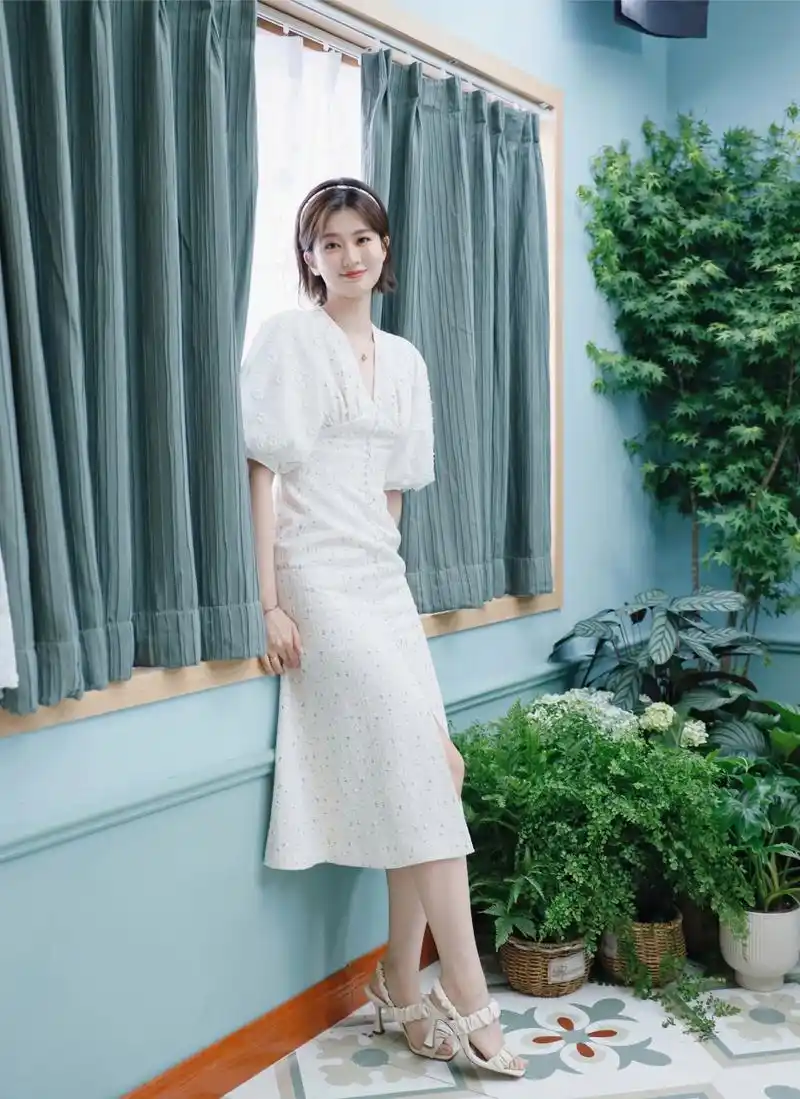 演员乔欣夏日摆拍照,乔欣小姐姐的美脚搭配白色的高跟凉鞋显得很清新.