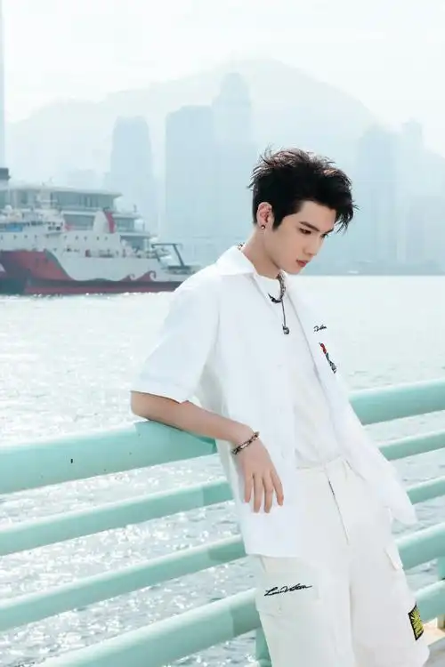 黄明昊 justin 今晚出席lv香港大秀的造型图集～ 白色系穿搭清爽似