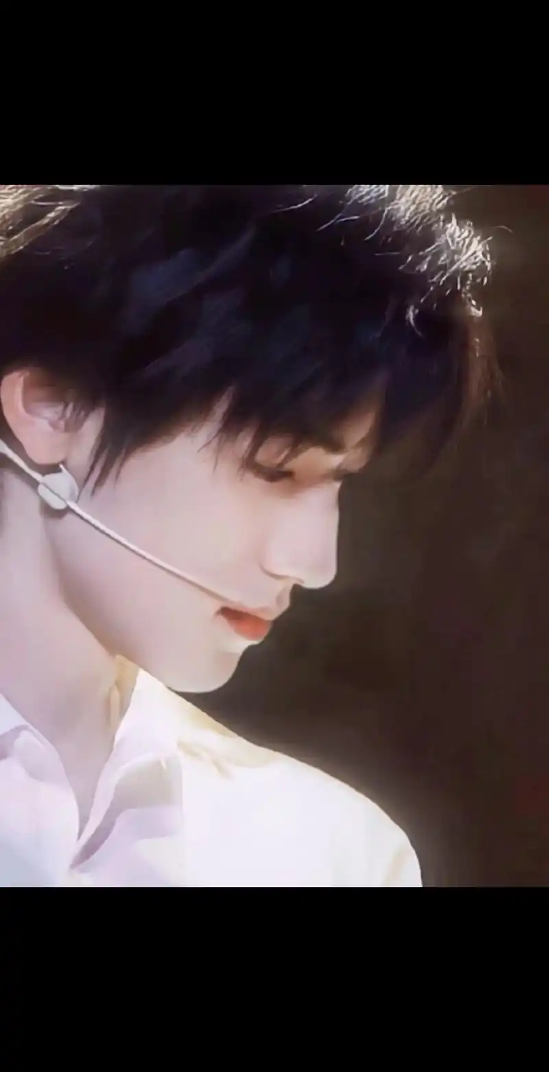 轩哥侧脸合集宋亚轩侧颜完美侧颜杀理想型