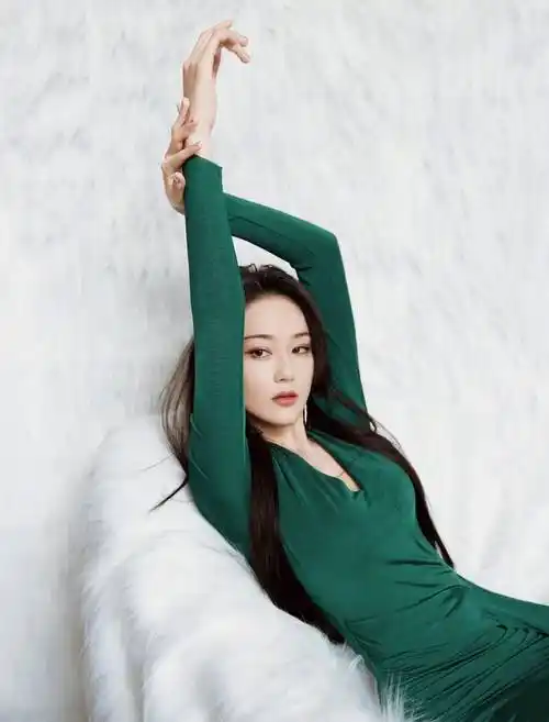 张馨予穿绿款v领长裙拍大片,气质出众颜值高,长发披肩超性感!