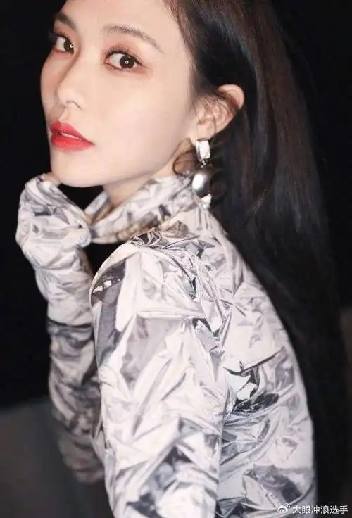 在2016年,王霏霏在微博上对中国南海事件发表了支持的言论,强调中国在