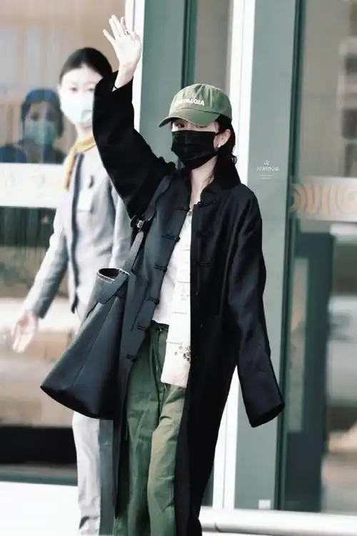 杨幂叠穿新中式#杨幂新的街拍,新中式叠穿亮相,层次分明,彰显出瞪奢