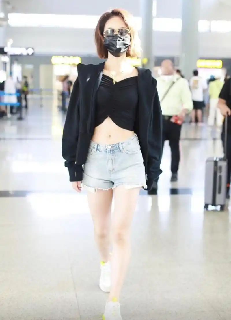 蓝盈莹的野心全穿在身上了,黑色三角露脐装狂野霸气,太抢风头