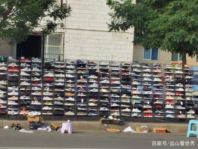 街上鞋子摊位