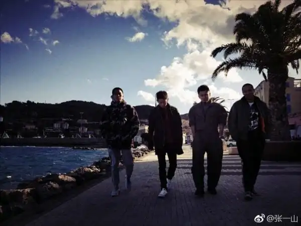 张一山大佬上身走路带风超霸气