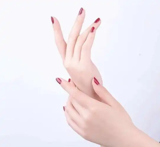 一个女人,如果有一双光滑白皙的小手,看不出岁月的痕迹,那她的容貌