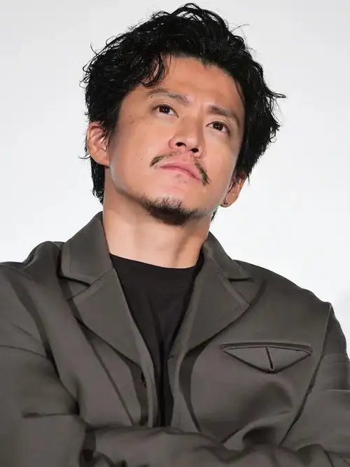 小栗旬胡须造型成熟稳重活动照图片