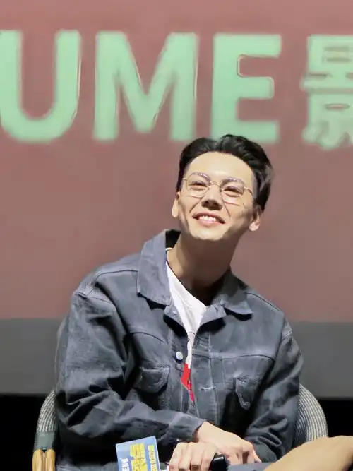 陈伟霆超话#电影爆裂点路演#真的!太鲨了!金边眼镜陪牛仔.