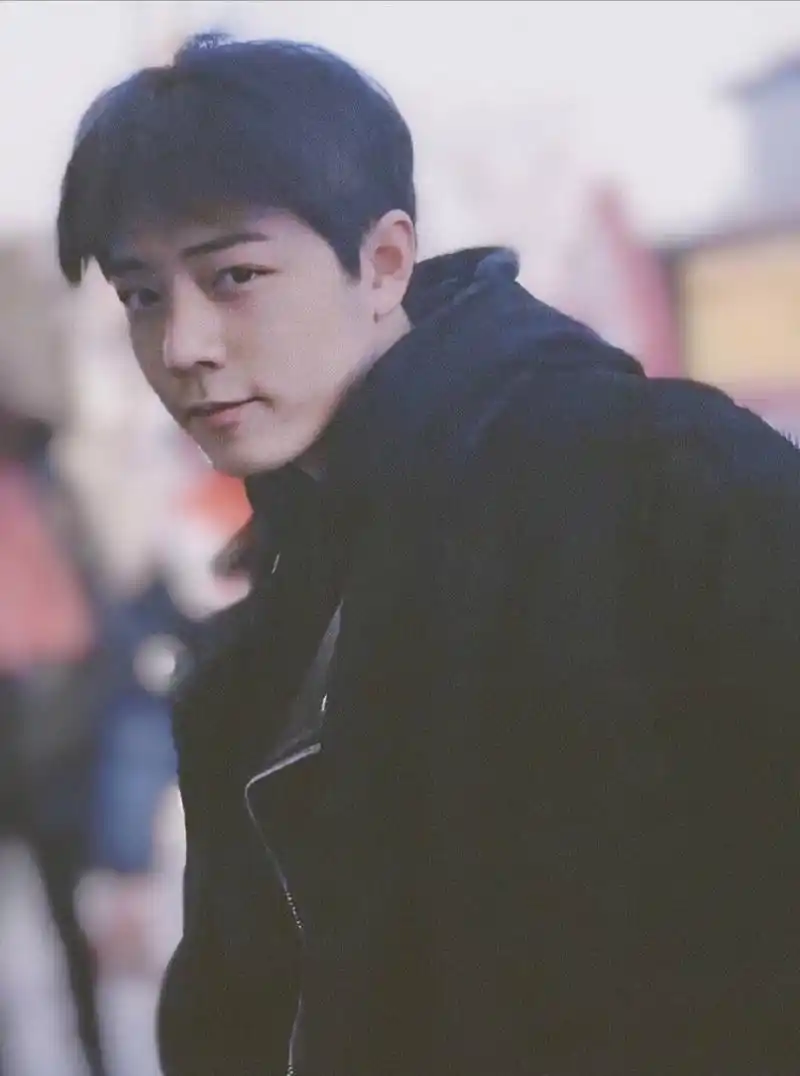 肖战出道前照片有,这哥们土过但没丑过[偷笑][偷笑][偷笑]