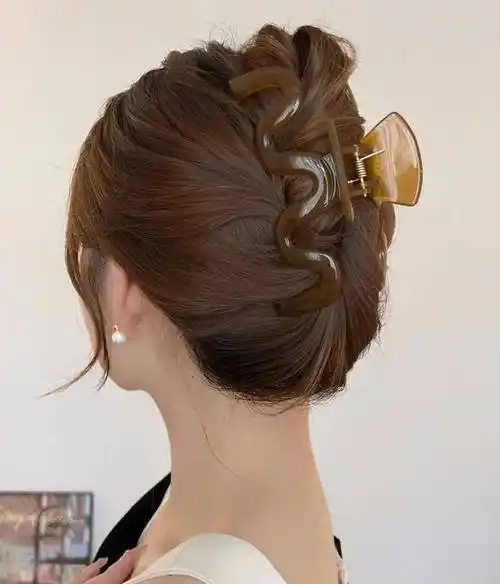 温柔女人秋冬该有的造型:简单的点缀盘发,就能展现知性文艺风格_设计