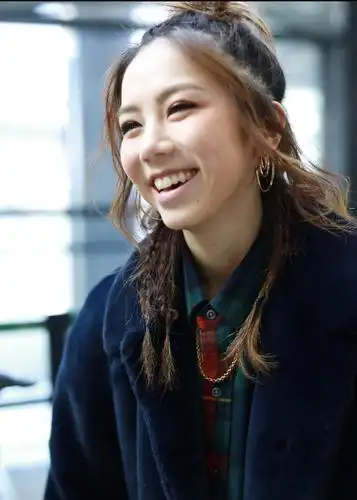 邓紫棋穿貂绒大衣现身机场 皮肤白皙笑容灿烂.