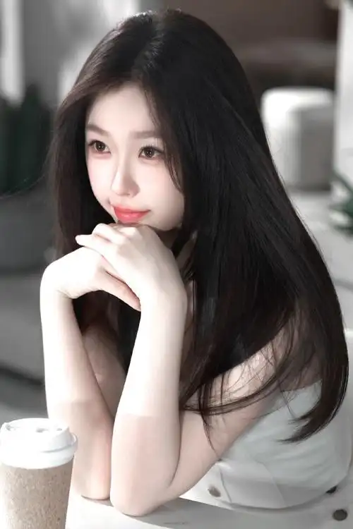 虞书欣发丝轻扬