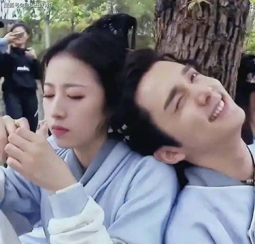 她是肖战八年的闺蜜,李现如今的绯闻女友,是娱乐圈帅哥收割机_周雨彤