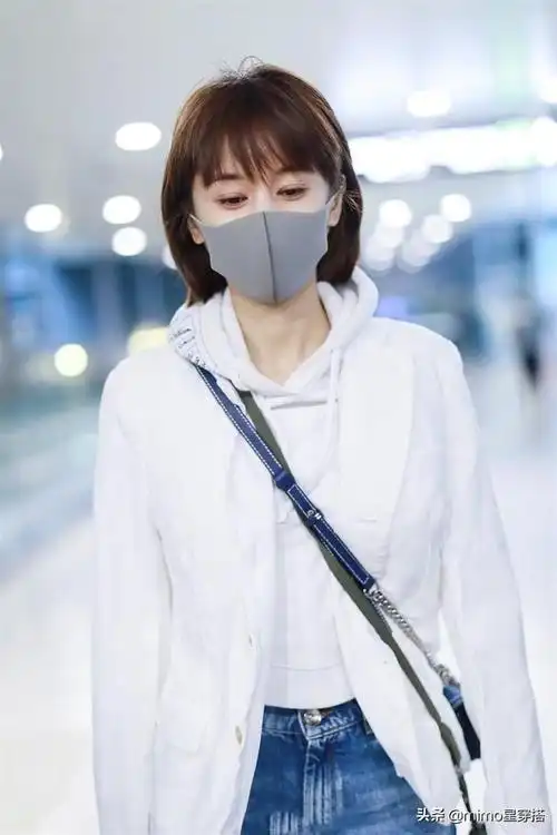 3月14日王子文低调现身机场,依然是短发齐刘海,白色的外套搭配卫衣,一