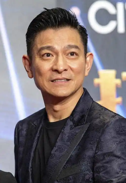 66岁的陈道明,60岁的刘德华,他们凭什么火这么久?_天真_时尚_郑则仕