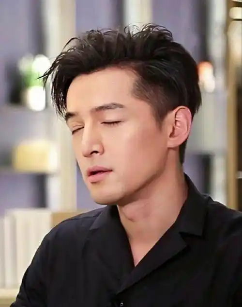 鲁豫曾经问他,母亲对他生活有多大影响,胡歌大体的意思是