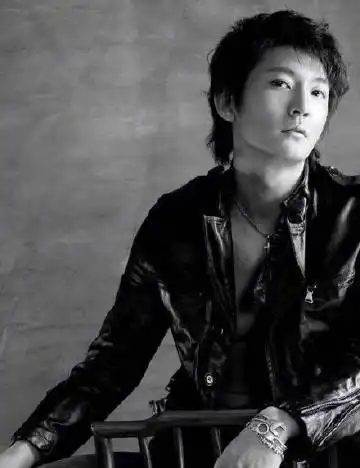 郭京飞年轻时颜值不输小鲜肉,浓眉大眼皮肤光滑神似杨洋!_网易订阅