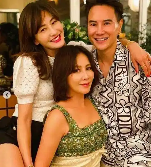 刘嘉玲豪宅内为友庆生!