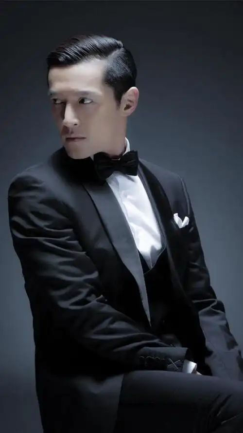 胡歌搞怪帅气西装写真