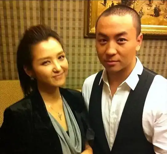 分别几十年的释小龙与何洁,一个资产过亿,另一人如今怎样?