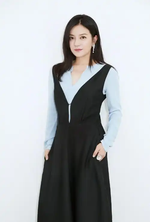 赵薇显瘦是有一招,衬衫加上长裙穿出玲珑身材,v领才是关键!