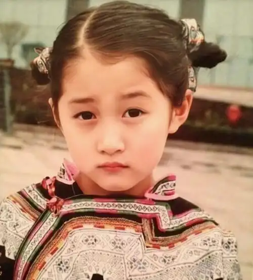 有一种"可爱"叫关晓彤童年照,每一张都能当头像,不想她长大!