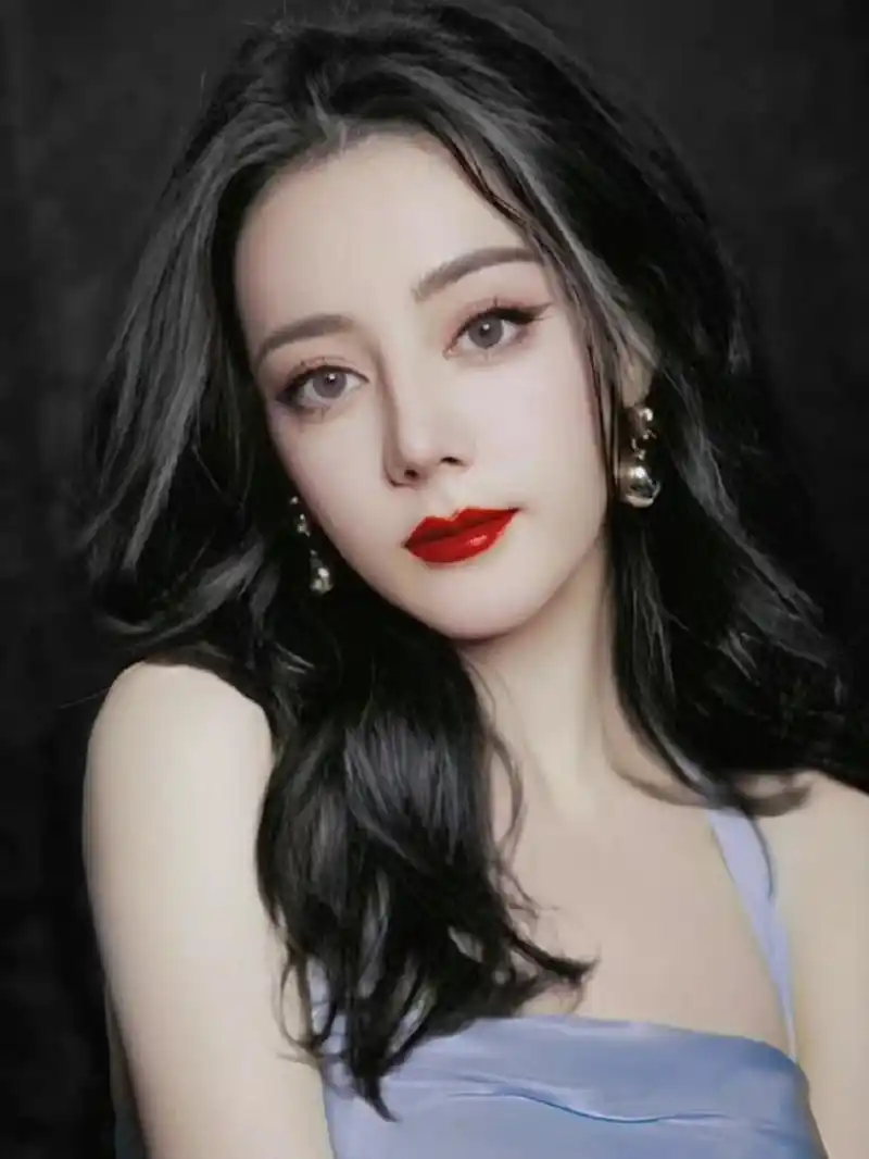 9993 今天我要和大家分享一波来自女神迪丽热巴的美照,让我们一