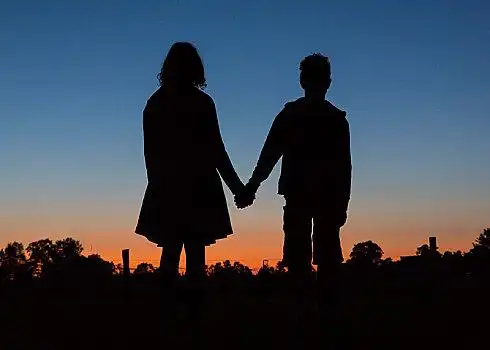 两人牵手图片_两人牵手图片大全_两人牵手图片下载