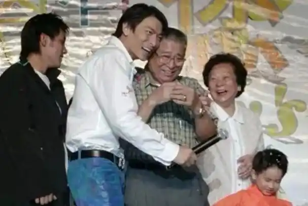曝刘德华父亲去世曾患膀胱癌华仔悲痛处理其身后事