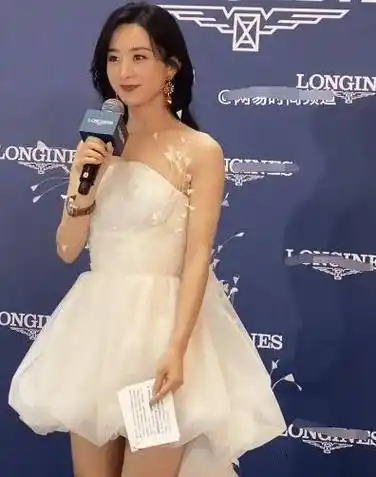 赵丽颖现身郑州,粉丝挤满8层楼,颖宝站c位喝香槟,本人瘦而不柴超美