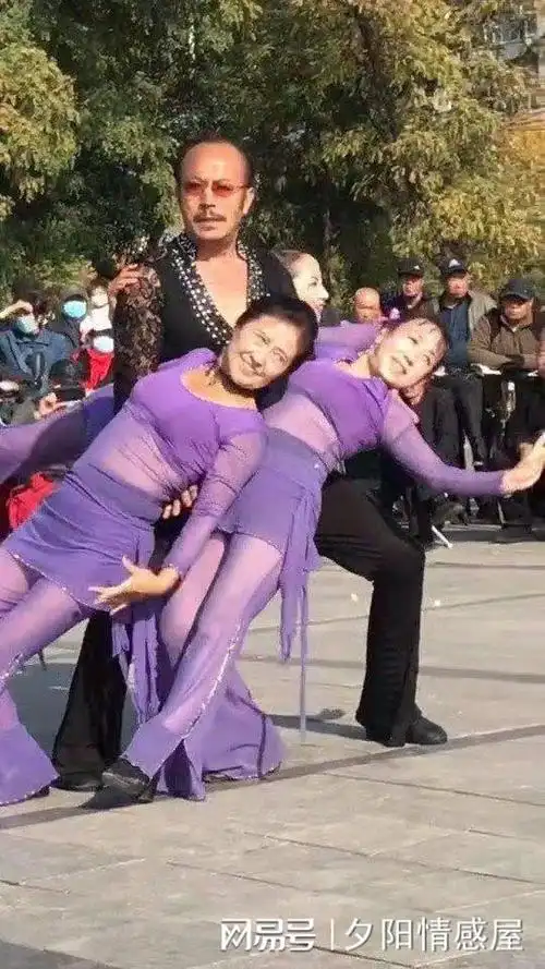 广场舞玩出不雅姿势60岁大爷身上骑满大妈惹怒老伴真下流